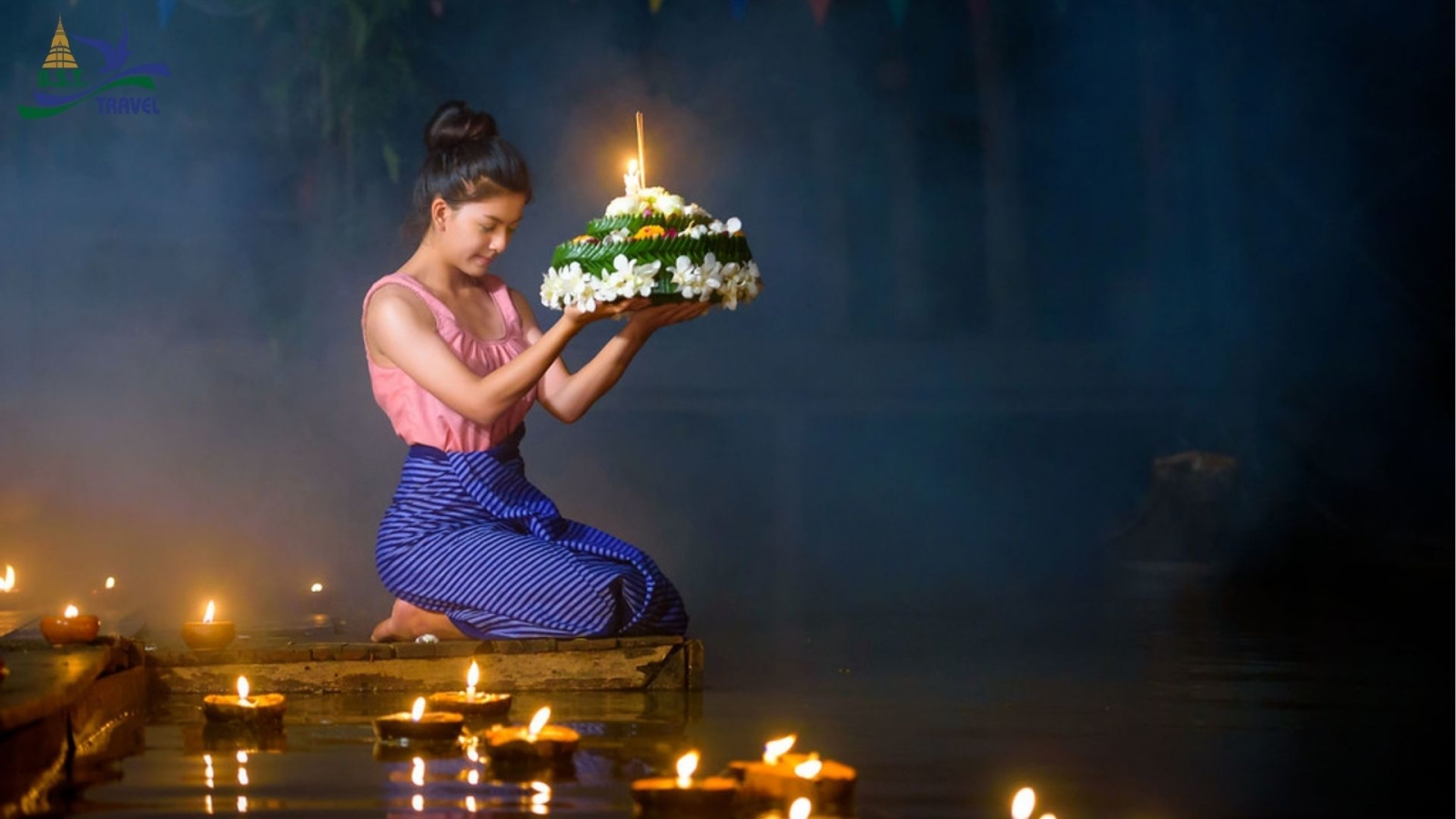 Người dân Thái Lan thả hoa đăng xuống sông trong lễ hội Loy Krathong để tạ ơn Nữ thần sông